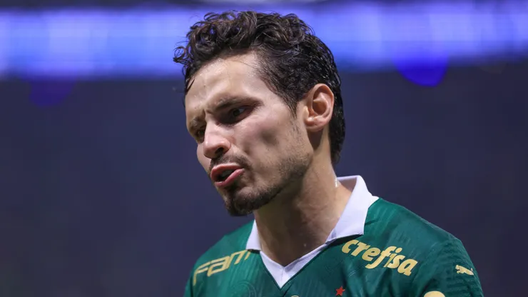 Raphael Veiga em partida pelo Palmeiras. Foto: Marcello Zambrana/AGIF