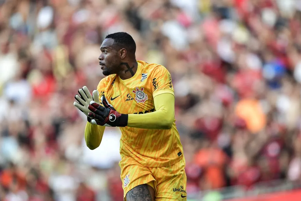 RJ – RIO DE JANEIRO – 11/05/2024 – BRASILEIRO A 2024, FLAMENGO X CORINTHIANS – Carlos Miguel goleiro do Corinthians durante partida contra o Flamengo no estadio Maracana pelo campeonato Brasileiro A 2024. Foto: Thiago Ribeiro/AGIF