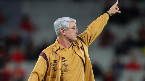 Foto: José Tramontin/Athletico-PR – Odair Hellmann durante confronto contra o Atlético-GO na Série B 2025.