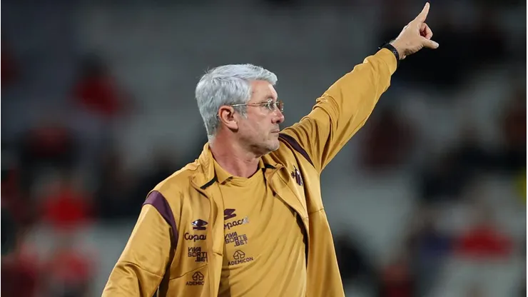 Foto: José Tramontin/Athletico-PR - Odair Hellmann durante confronto contra o Atlético-GO na Série B 2025.
