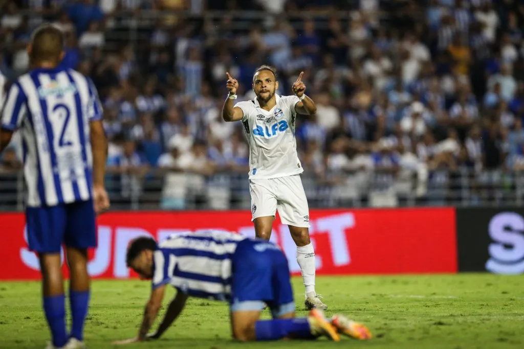 AL – MACEIO – 30/04/2025 – COPA DO BRASIL 2025, CSA X GREMIO – Braitwaite jogador do Gremio comemora seu gol durante a partida entre CSA e Gremio no Estadio Rei Pele em Maceio (AL), valida pela Copa do Brasil 2025. Foto: Marlon Costa/AGIF