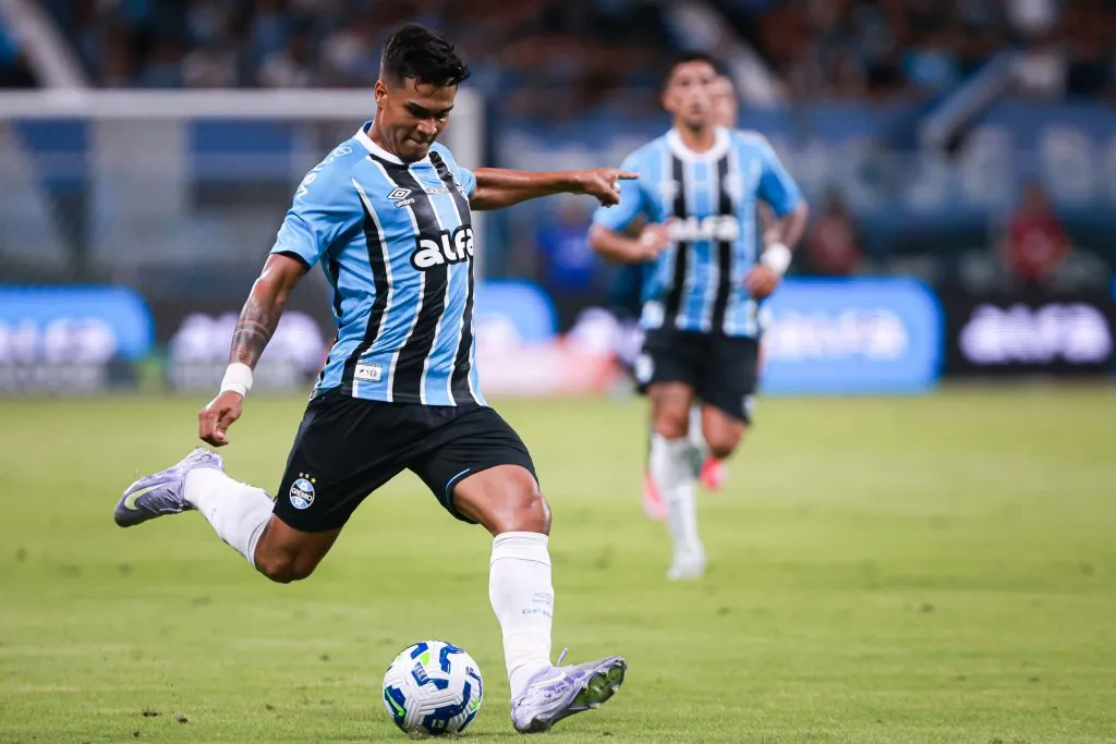 Matias Arezo jogador do Grêmio durante partida contra o Atletico-MG pelo campeonato Brasileiro A 2025. Foto: Maxi Franzoi/AGIF