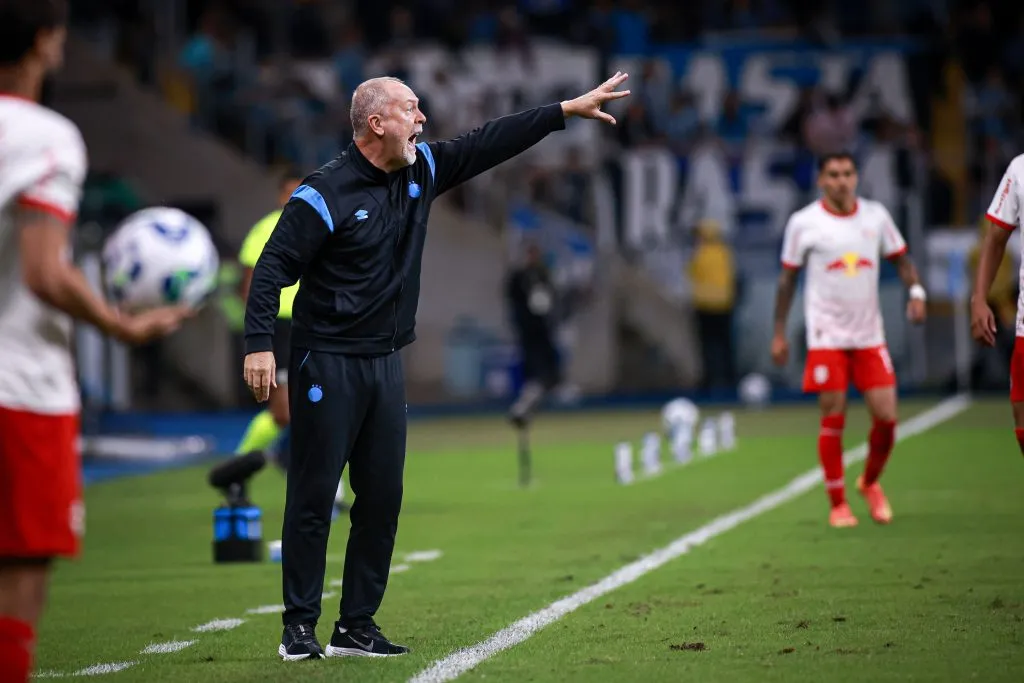 Mano Menezes técnico do Grêmio durante partida contra o Bragantino – Foto: Maxi Franzoi/AGIF