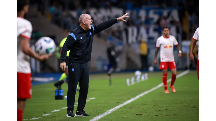 RS - PORTO ALEGRE - 10/05/2025 - BRASILEIRO A 2025, GREMIO X BRAGANTINO - Mano Menezes tecnico do Gremio durante partida contra o Bragantino no estadio Arena do Gremio pelo campeonato Brasileiro A 2025. Foto: Maxi Franzoi/AGIF