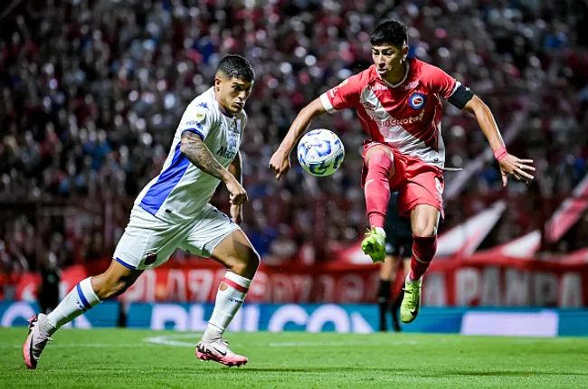 Alan Rodríguez (à direita) atuando em Argentinos Juniors x Tigre –  (Photo by Marcelo Endelli/Getty Images)