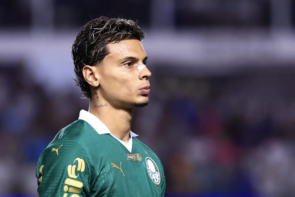 SP – SANTOS – 22/01/2025 – PAULISTA 2025, SANTOS X PALMEIRAS – Richard Rios jogador do Palmeiras durante partida contra o Santos no estadio Vila Belmiro pelo campeonato Paulista 2025. Foto: Marcello Zambrana/AGIF