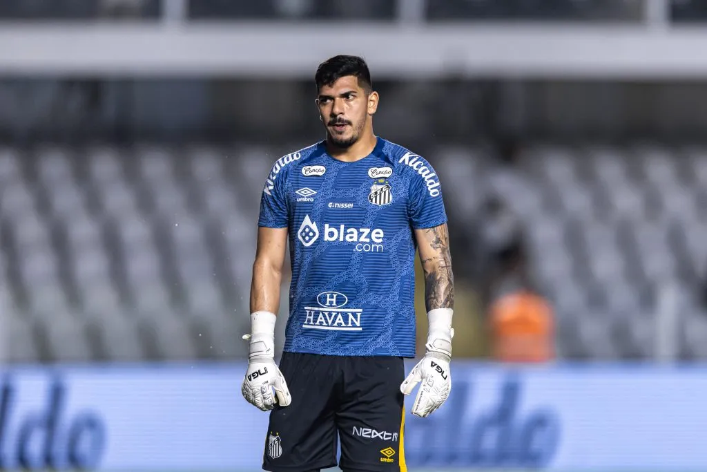 SP – SANTOS – 16/04/2025 – BRASILEIRO A 2025, SANTOS X ATLETICO-MG – Joao Paulo jogador do Santos durante partida contra o Atletico-MG no estadio Vila Belmiro pelo campeonato Brasileiro A 2025. Foto: Abner Dourado/AGIF