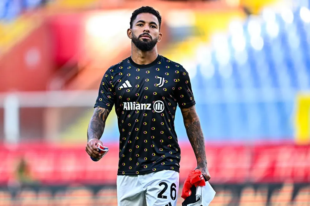 GENOA, ITALY – SEPTEMBER 28: Douglas Luiz of Juventus looks on prior to kick-off in the Serie A match between Genoa and Juventus at Stadio Luigi Ferraris on September 28, 2024 in Genoa, Italy. (Photo by Simone Arveda/Getty Images)