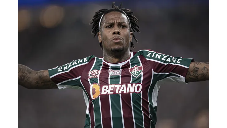 Abel Hernández durante confronto entre Fluminense e Chapecoense no Brasileirão 2021.