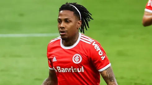 Abel Hernández durante confronto contra o Flamengo no Brasileirão 2020.