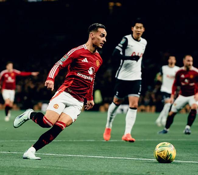 Antony atuando no Manchester United em 2024 -( MUFC/Manchester United via Getty Images)