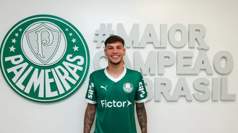 Renovação de contrato de Erick Belé, meio-campista da equipe Sub-20 da SE Palmeiras, na Academia de Futebol, em São Paulo-SP. (Foto: Fabio Menotti/Palmeiras/by Canon)