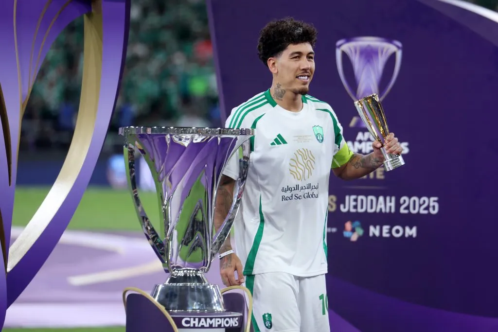 JEDDAH, SAUDI ARABIA – MAY 03: Roberto Firmino of Al-Ahli Saudi pose for a photo with the player of the match trophy during the AFC Champions League Elite Final between Al Ahli and Kawasaki Frontale at the King Abdullah Sports City Hall Stadium on May 03, 2025 in Jeddah, Saudi Arabia. (Photo by Yasser Bakhsh/Getty Images)