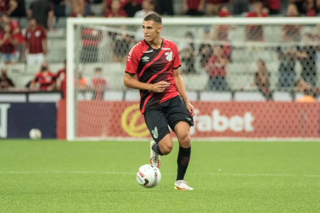 Lucas Fasson atuando no Athletico em 2022 – . Foto: Robson Mafra/AGIF