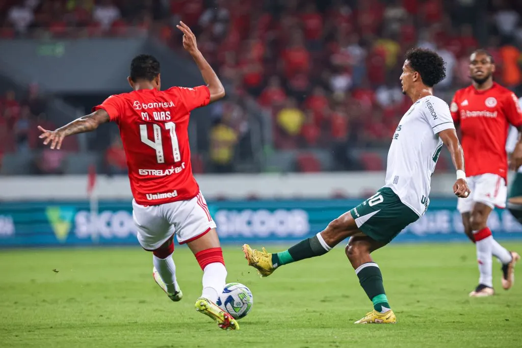 RS – PORTO ALEGRE – 30/04/2023 – BRASILEIRO A 2023, INTERNACIONAL X GOIAS – Matheus Dias jogador do Internacional disputa lance com Morelli jogador do Goias durante partida no estadio Beira-Rio pelo campeonato BRASILEIRO A 2023. Foto: Maxi Franzoi/AGIF