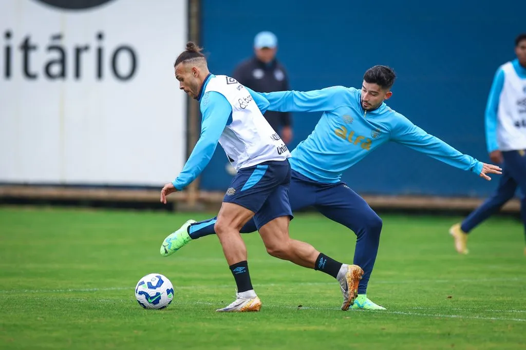 Braithwaite disputa jogada em treino do Grêmio. FOTO: LUCAS UEBEL/GREMIO FBPA