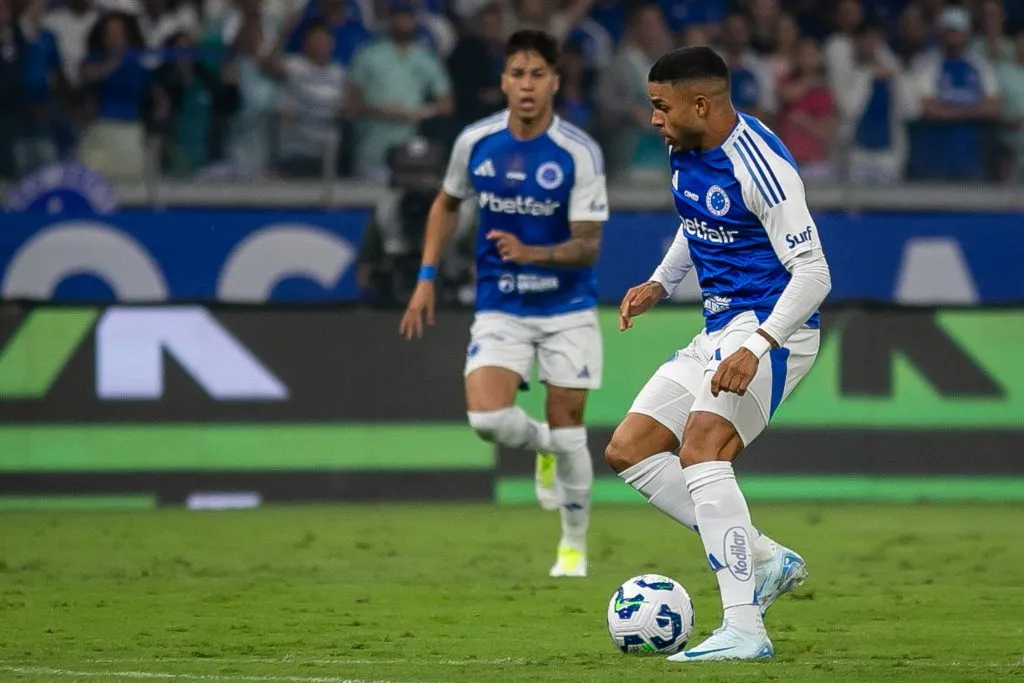 Wanderson jogador do Cruzeiro durante partida contra o Atletico-MG  pelo Brasileiro A 2025. Foto: Fernando Moreno/AGIF