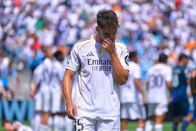 Raul Asencio, saindo de campo em Real Madrid x Pachuca (Photo by Oscar Fuentes/Jam Media/Getty Images)