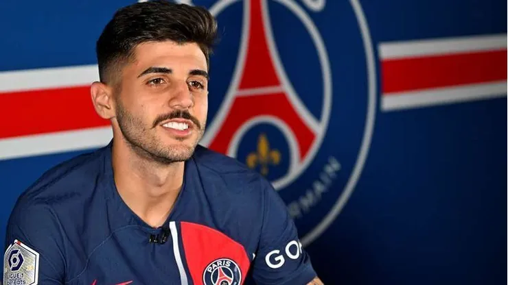 Beraldo com a camisa do PSG Divulgação/PSG