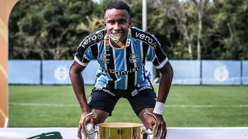 Josué disputou quatro partidas pelo time profissional do Grêmio. Foto: Acervo pessoal do jogador