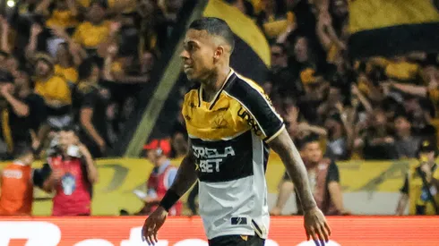Matheusinho jogador do Criciuma comemora seu gol durante partida contra o Palmeiras no estadio Heriberto Hulse pelo campeonato Brasileiro A 2024. Foto: Leonardo Hubbe/AGIF