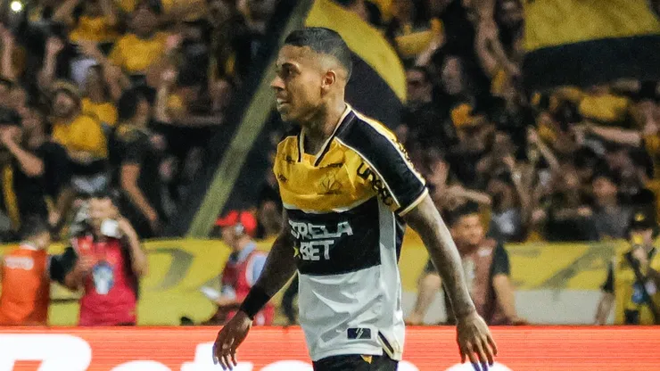Matheusinho jogador do Criciuma comemora seu gol durante partida contra o Palmeiras no estadio Heriberto Hulse pelo campeonato Brasileiro A 2024. Foto: Leonardo Hubbe/AGIF