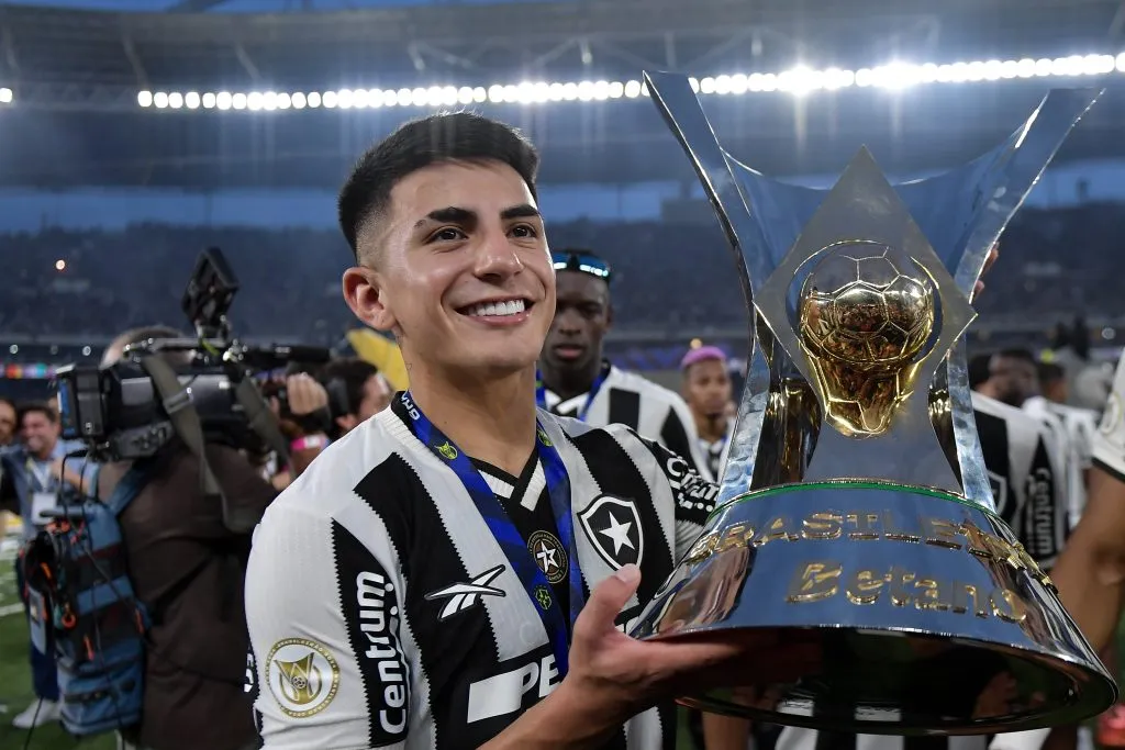 RJ – RIO DE JANEIRO – 08/12/2024 – BRASILEIRO A 2024, BOTAFOGO X SAO PAULO – Almada jogador do Botafogo levanta a taca de campeao durante cerimonia de premiacao ao final da partida contra o Sao Paulo no estadio Engenhao pela decisao do campeonato Brasileiro A 2024. Foto: Thiago Ribeiro/AGIF