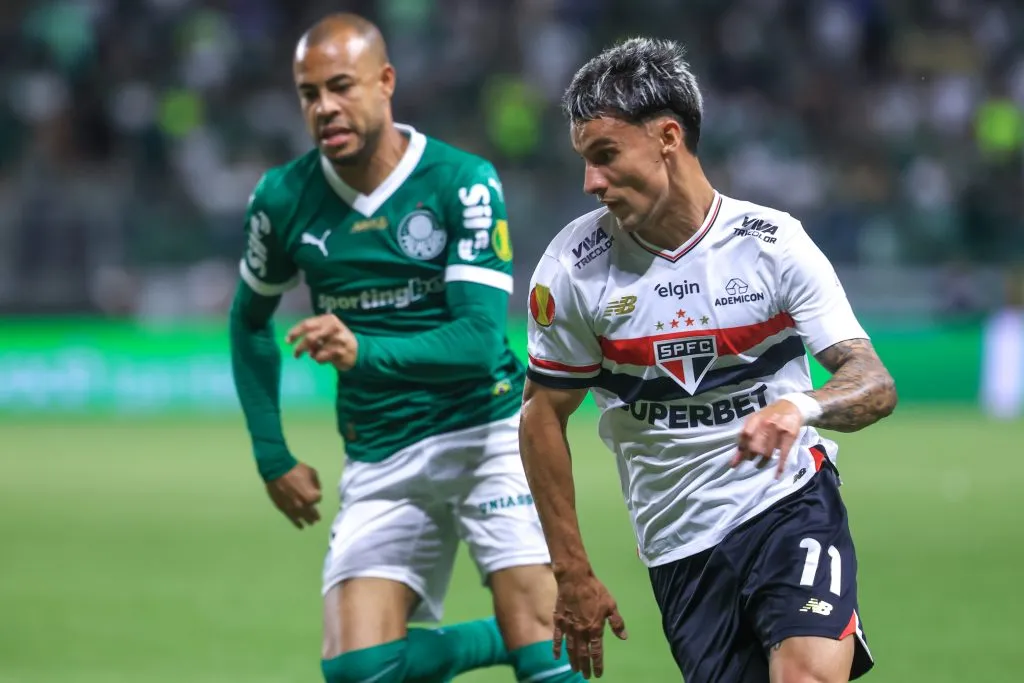 SP – SAO PAULO – 10/03/2025 – PAULISTA 2025, PALMEIRAS X SAO PAULO – Mayke jogador do Palmeiras disputa lance com Ferreira jogador do Sao Paulo durante partida no estadio Arena Allianz Parque pelo campeonato Paulista 2025. Foto: Marcello Zambrana/AGIF