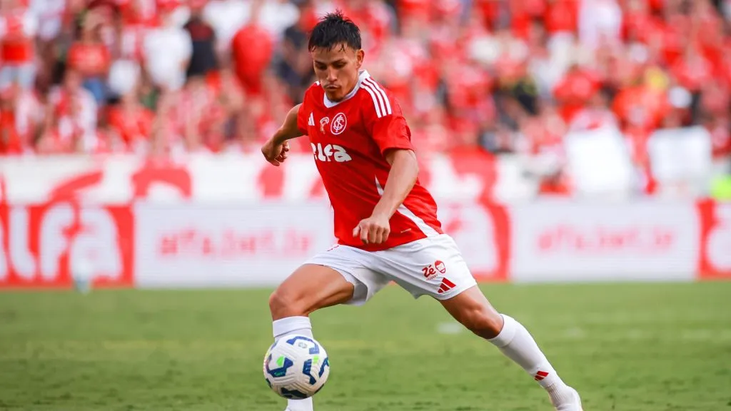 Alexandro Bernabei em duelo pelo Internacional. Foto: Maxi Franzoi/AGIF