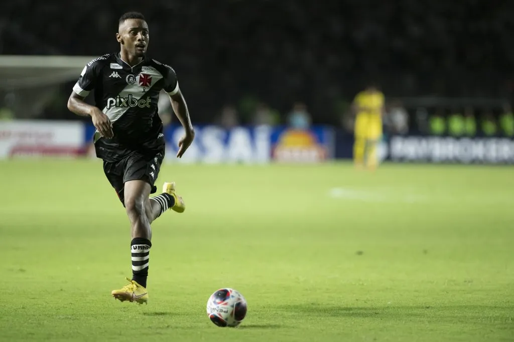 Cauã Paixão jogando no Vasco em 2023  –  Foto: Jorge Rodrigues/AGIF