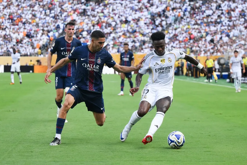 EAST RUTHERFORD, NEW JERSEY – JULY 09: Vinicius Junior #7 of Real Madrid C.F. is challenged by Achraf Hakimi #2 of Paris Saint-Germain during the FIFA Club World Cup 2025 semi-final match between Paris Saint-Germain and Real Madrid CF at MetLife Stadium on July 09, 2025 in East Rutherford, New Jersey. (Photo by David Ramos/Getty Images)