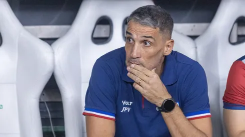 Vojvoda tecnico do Fortaleza durante partida contra o Santos no estadio Arena Castelao pelo campeonato Brasileiro A 2025. Foto: Lucas Emanuel/AGIF