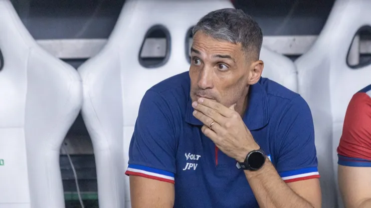 Vojvoda tecnico do Fortaleza durante partida contra o Santos no estadio Arena Castelao pelo campeonato Brasileiro A 2025. Foto: Lucas Emanuel/AGIF