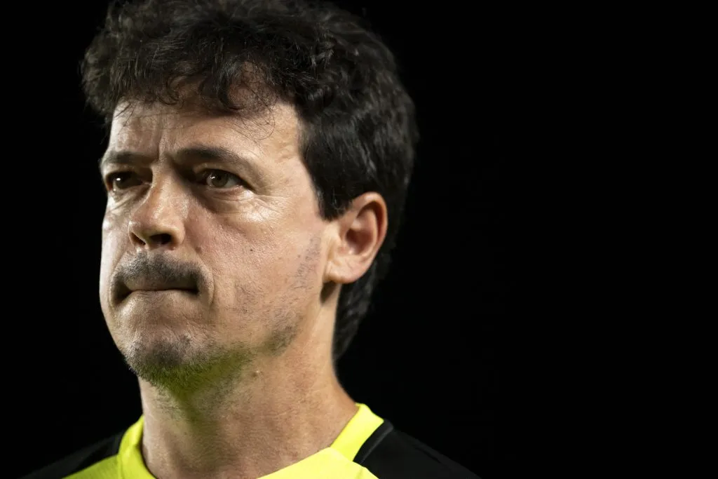 Fernando Diniz já está pressionado no Vasco após goleada.