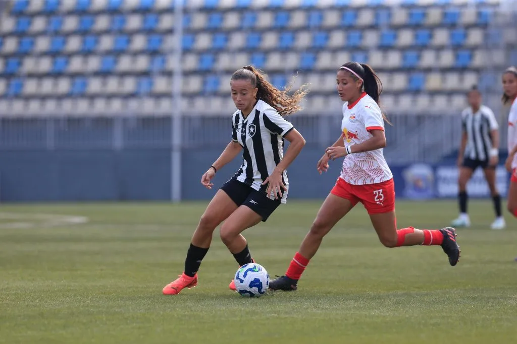 Jogadoras de Botafogo e Bragantino brigam pela bola (Reprodução/Fernando Roberto/Red Bull Bragantino)