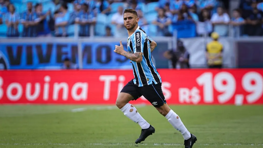 Cuellar em duelo pelo Grêmio. Foto: Maxi Franzoi/AGIF