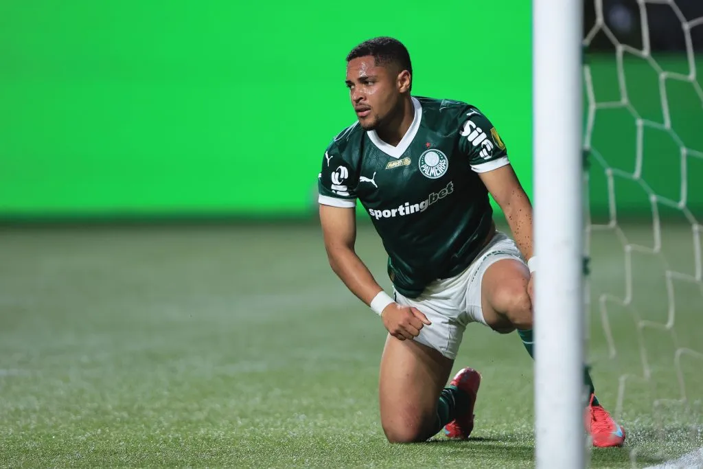 SP – SAO PAULO – 16/03/2025 – PAULISTA 2025, PALMEIRAS X CORINTHIANS – Vitor Roque jogador do Palmeiras lamenta durante partida contra o Corinthians no estadio Arena Allianz Parque pelo campeonato Paulista 2025. Foto: Ettore Chiereguini/AGIF