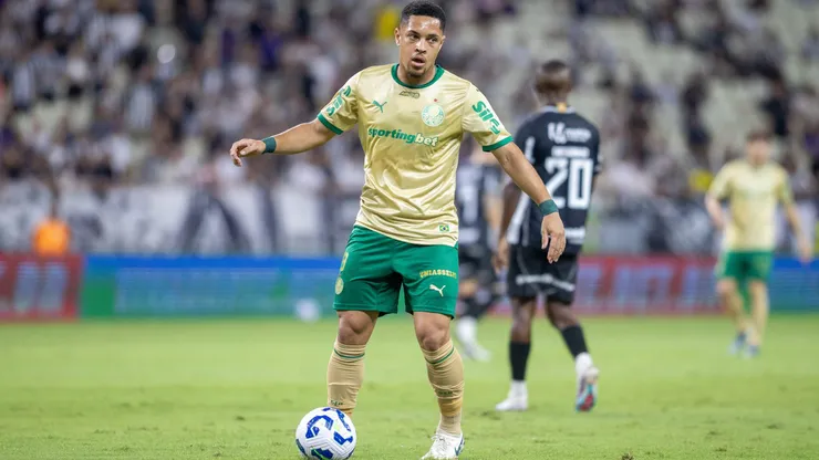 Vitor Roque jogador do Palmeiras durante partida contra o Ceara no estadio Arena Castelao pelo campeonato Copa Do Brasil 2025.