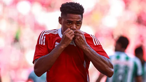 Victor Gabriel durante confronto contra o Juventude no Brasileirão 2025.