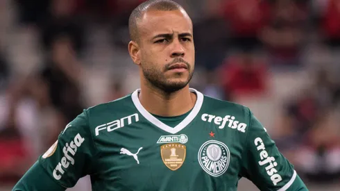 PR – Curitiba – 25/10/2022 – BRASILEIRO A 2022, ATHLETICO PR X PALMEIRAS – Mayke jogador do Palmeiras durante execucao do hino nacional antes da partida contra o Athletico-PR no estadio Arena da Baixada pelo campeonato Brasileiro A 2022. Foto: Robson Mafra/AGIF