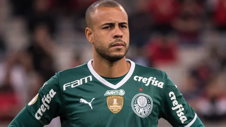 PR - Curitiba - 25/10/2022 - BRASILEIRO A 2022, ATHLETICO PR X PALMEIRAS - Mayke jogador do Palmeiras durante execucao do hino nacional antes da partida contra o Athletico-PR no estadio Arena da Baixada pelo campeonato Brasileiro A 2022. Foto: Robson Mafra/AGIF