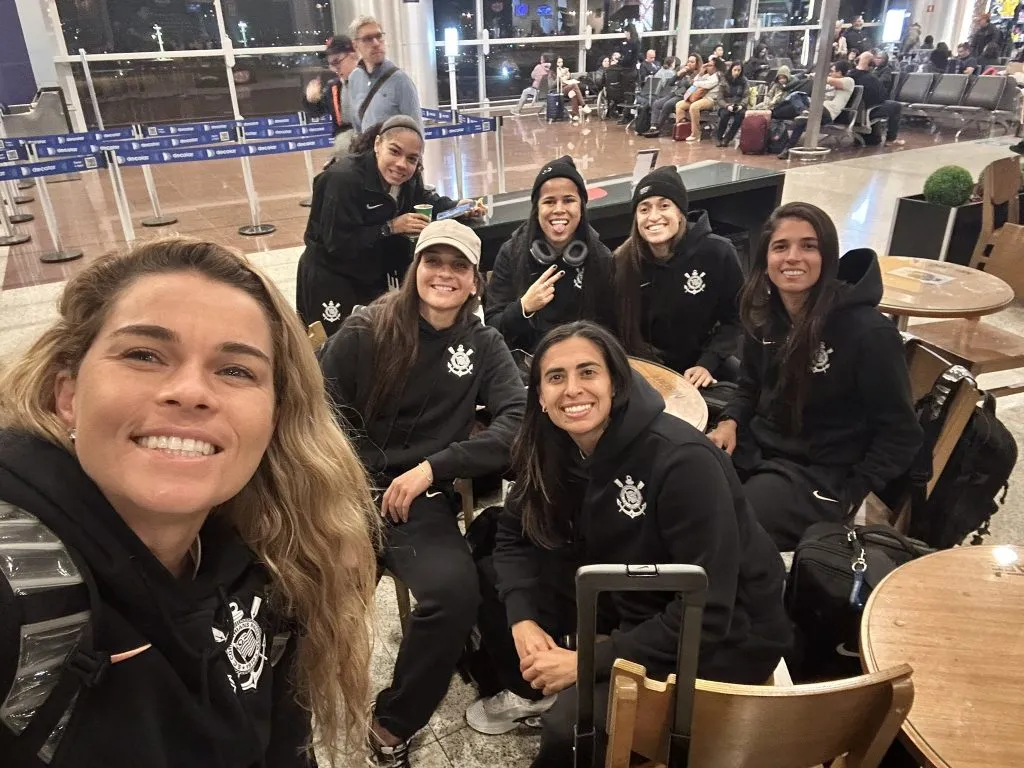 Jogadoras do Corinthians antes de embarcar para os Estados Unidos (Reprodução/Corinthians)