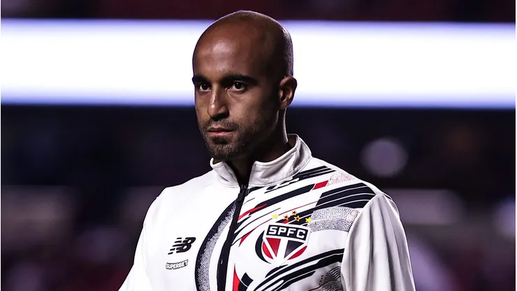 Lucas Moura durante aquecimento para a partida contra o Fortaleza no Brasileirão 2025.