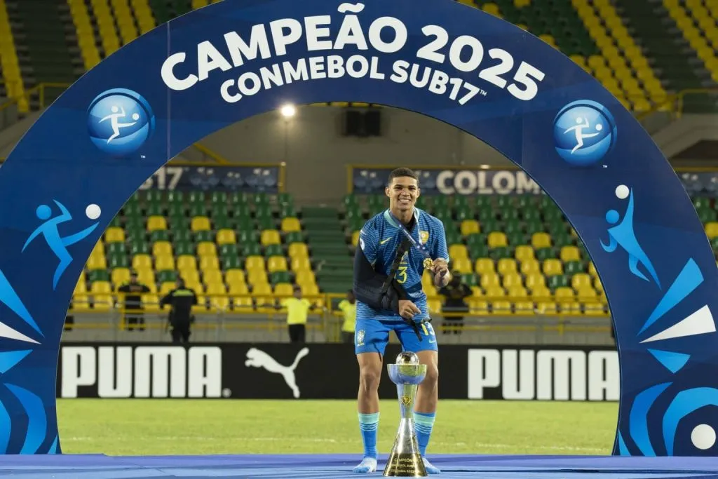 Luis Eduardo posa com a medalha e o troféu do Sul-Americano Sub-17 (Foto: Nelson Terme/CBF)