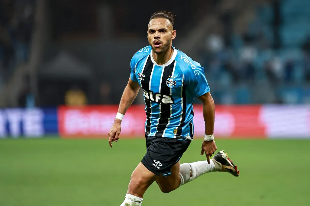 Braithwaite se recupera de dores no tornozelo e está à disposição. Foto: Maxi Franzoi/AGIF