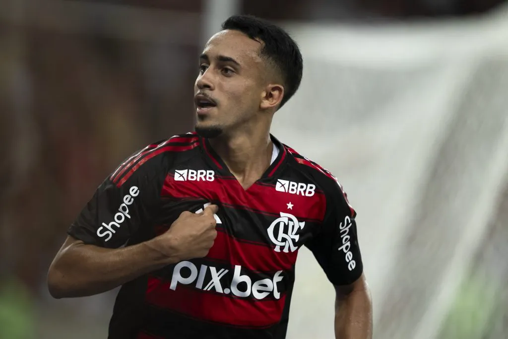 RJ – RIO DE JANEIRO – 22/02/2025 – CARIOCA 2025, FLAMENGO X MARICA – Matheus Goncalves jogador do Flamengo comemora seu gol durante partida contra o Marica no estadio Maracana pelo campeonato Carioca 2025. Foto: Jorge Rodrigues/AGIF