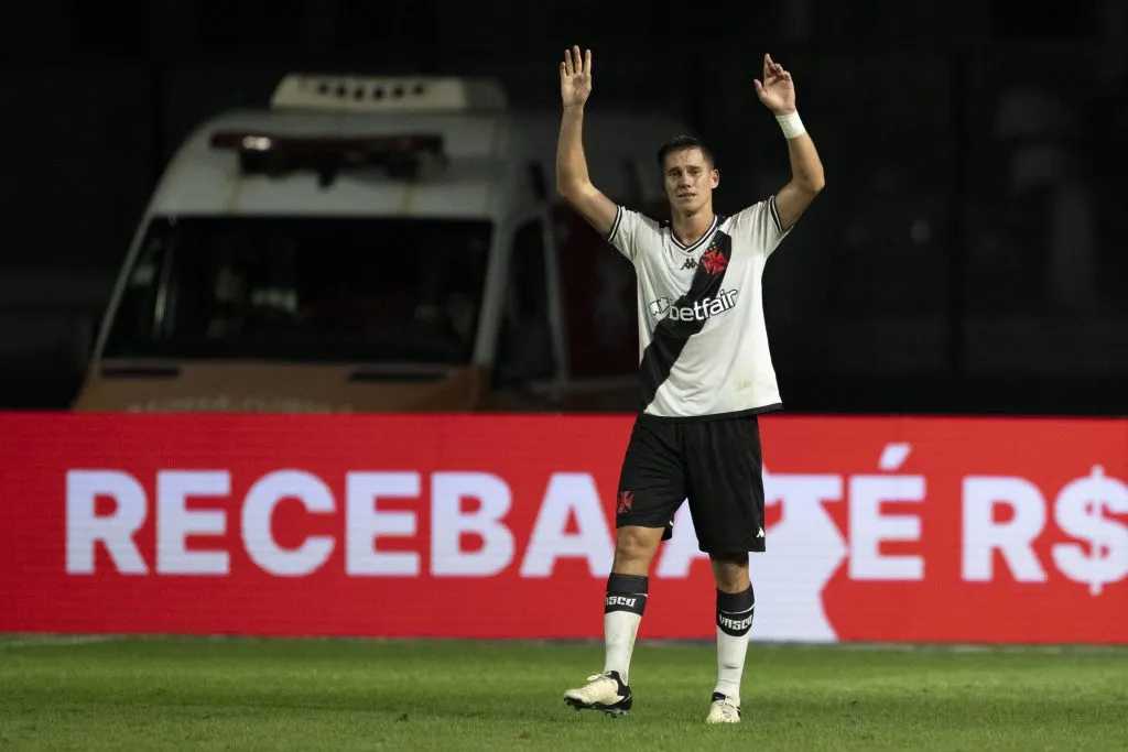 Estrella jogador do Vasco comemora seu gol durante partida contra o São Paulo pelo campeonato Brasileiro A 2024. Foto: Jorge Rodrigues/AGIF