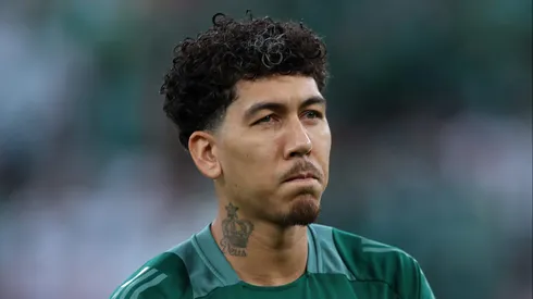 JEDDAH, SAUDI ARABIA – MAY 03: Roberto Firmino of Al-Ahli Saudi acknowledges the fans as he warms up prior to the AFC Champions League Elite Final between Al Ahli and Kawasaki Frontale at King Abdullah Sports City Hall Stadium on May 03, 2025 in Jeddah, Saudi Arabia. (Photo by Yasser Bakhsh/Getty Images)