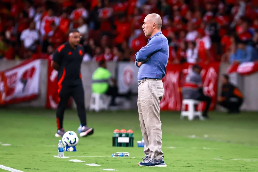 Leonardo Jardim técnico do Cruzeiro durante partida contra o Internacional no estadio Beira-Rio pelo campeonato Brasileiro A 2025. Foto: Maxi Franzoi/AGIF