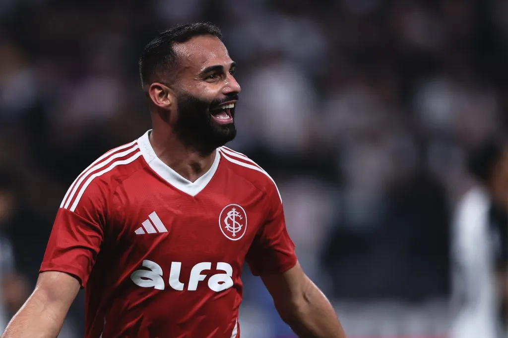 SP – SAO PAULO – 03/05/2025 – BRASILEIRO A 2025, CORINTHIANS X INTERNACIONAL – Thiago Maia jogador do Internacional comemora seu gol durante partida contra o Corinthians no estadio Arena Corinthians pelo campeonato Brasileiro A 2025. Foto: Ettore Chiereguini/AGIF